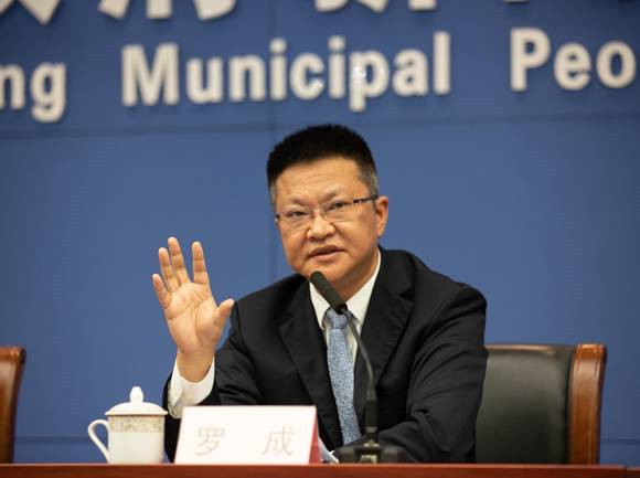 丰都县委副书记,县长罗成向媒体介绍丰都扶贫小额贷款工作成效 丰都