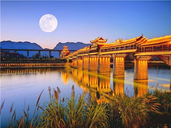 少数民族风情浓郁的濯水古镇。黔江区委宣传部供图