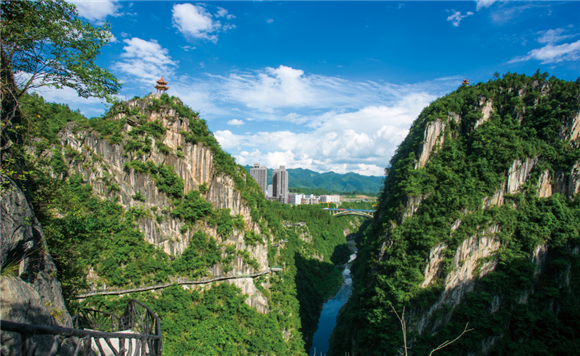 城市大峡谷。黔江区委宣传部供图