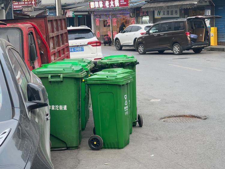 巴南区路边乱放垃圾桶正文