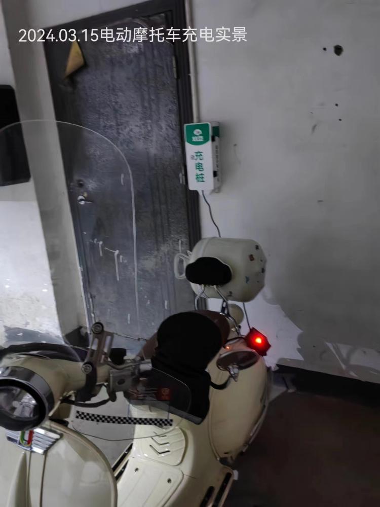 武夷滨江一期七栋二单元仍有某业主无视安全违规私搭线路给电动摩托车