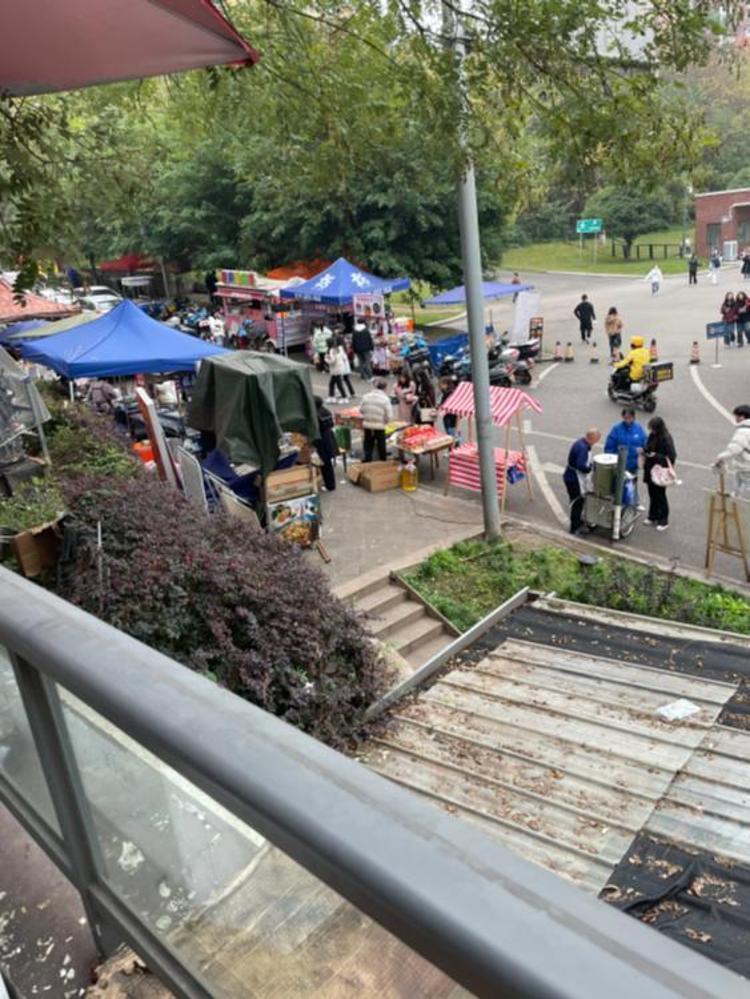 巴南高职城重庆财经学院校门口乱占地摆摊问题严重