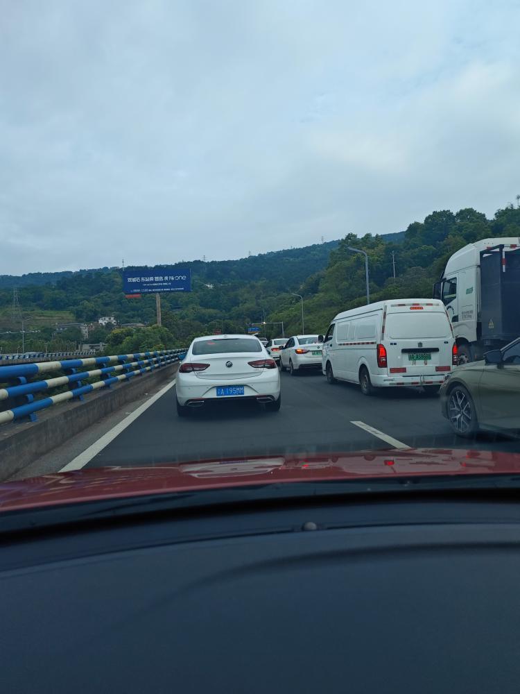 慈母山隧道群至盘龙立交长时间拥堵