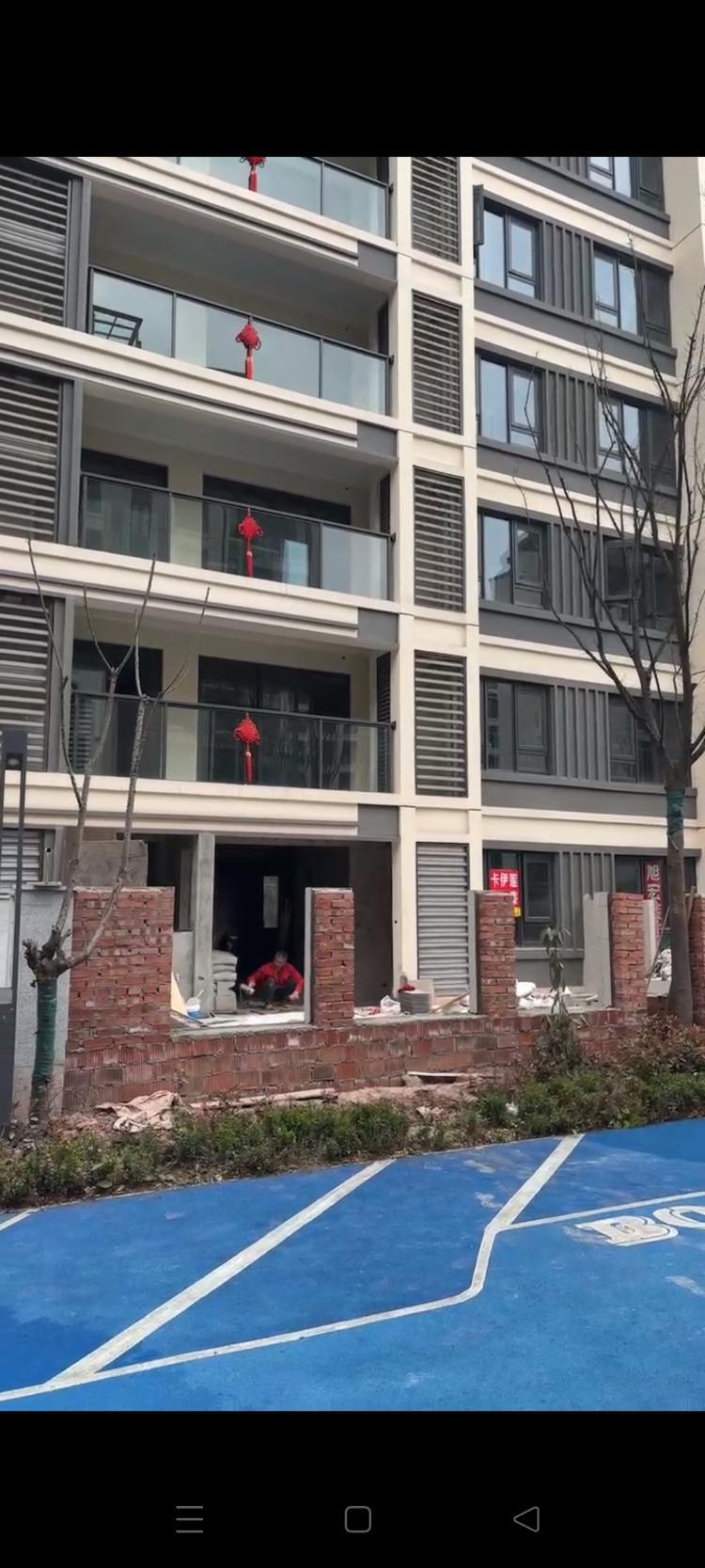 江津双福吾悦华府一期部分业主占用公共绿化违规建设庭院