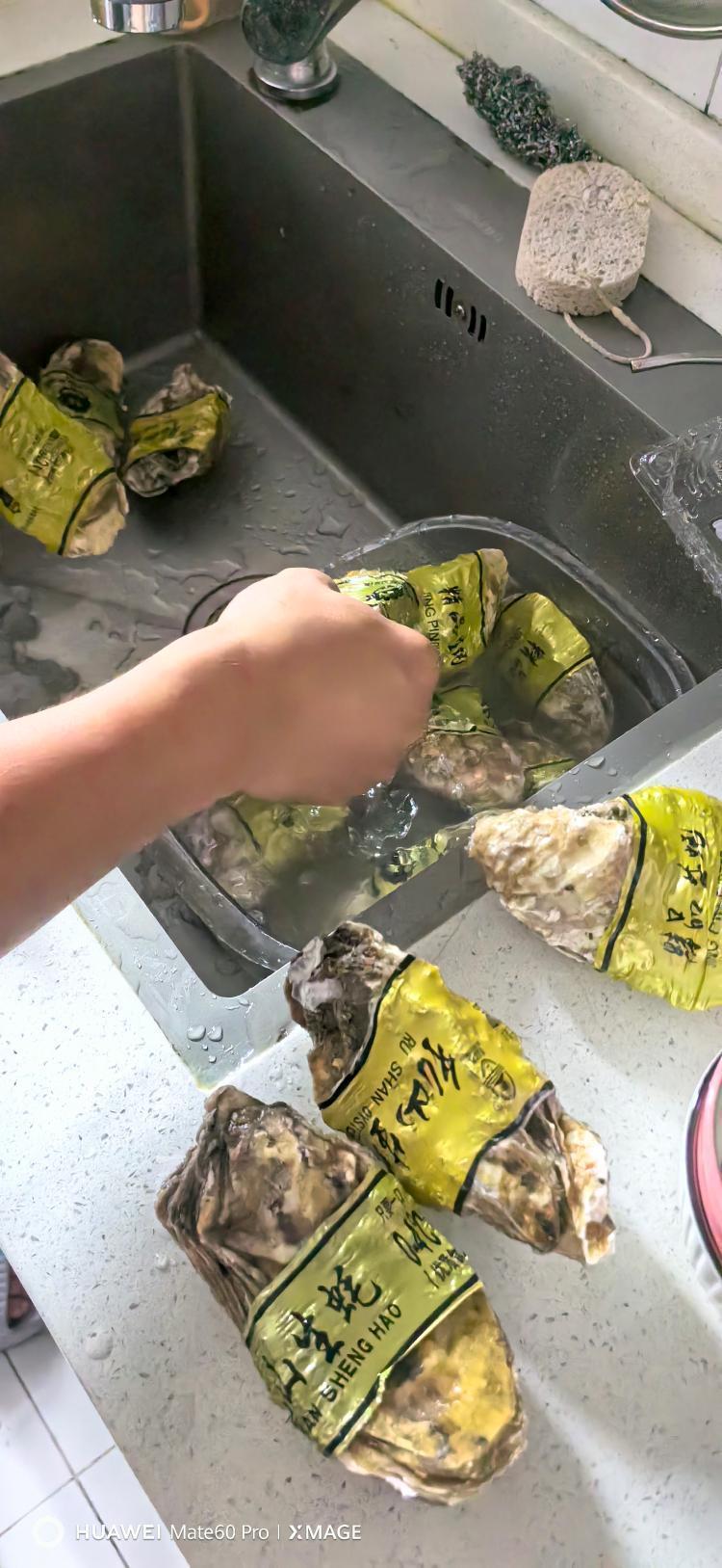 大渡口万达永辉超市卖变质腐烂发臭生蚝,还拒绝退款