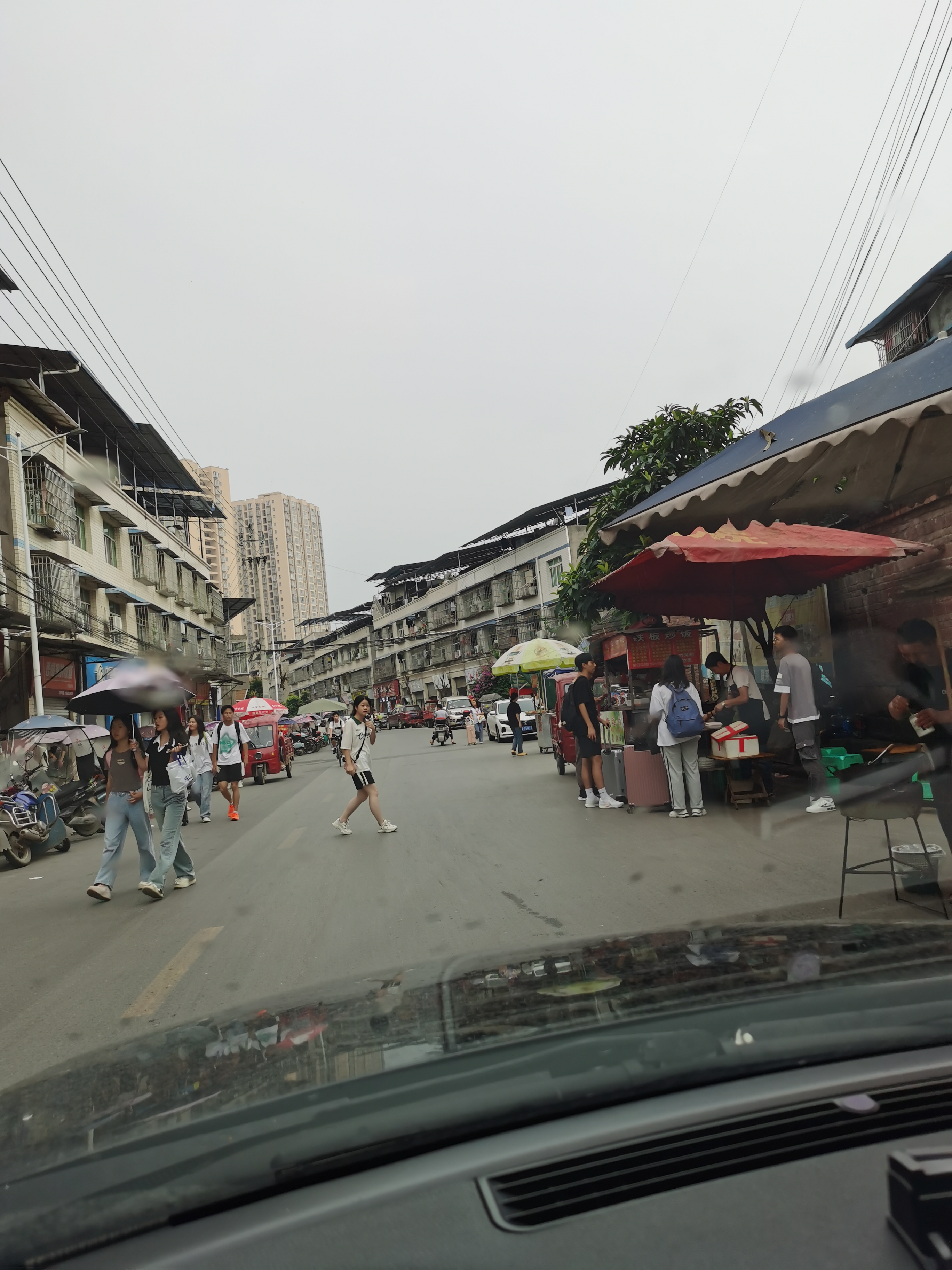 学校门口道路被小商贩严重占道,学生进出学校危险重重!