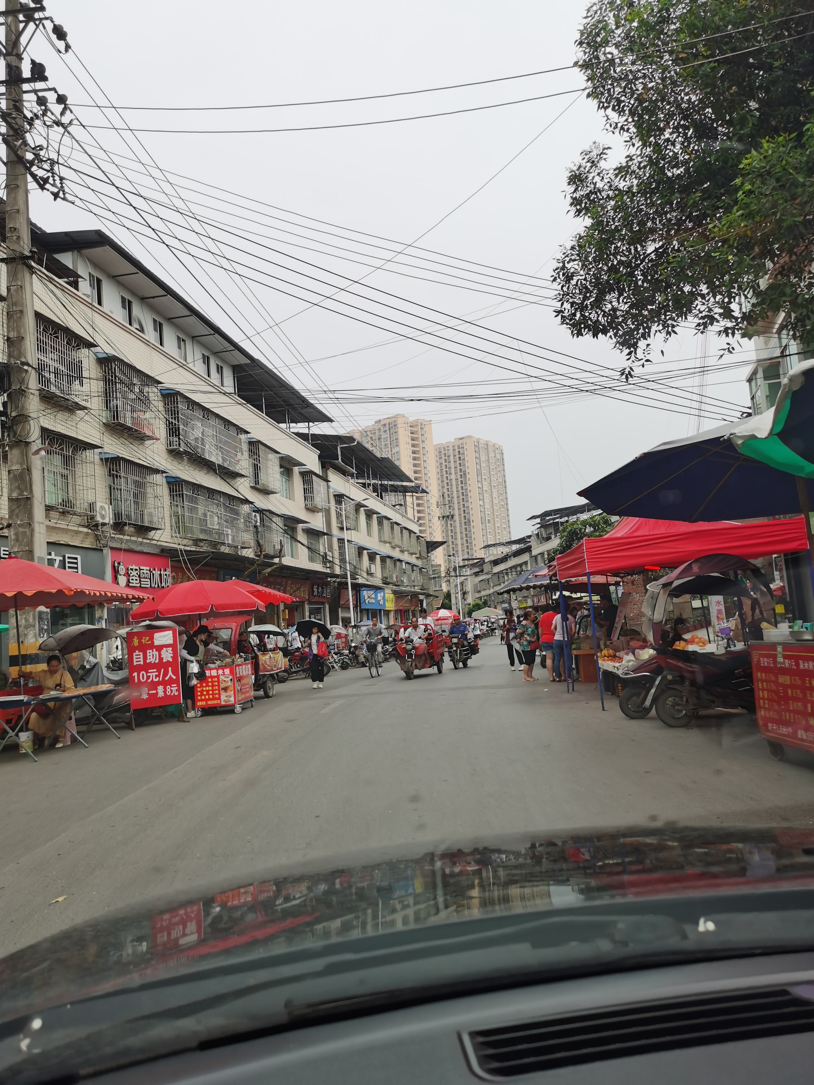 学校门口道路被小商贩严重占道,学生进出学校危险重重!