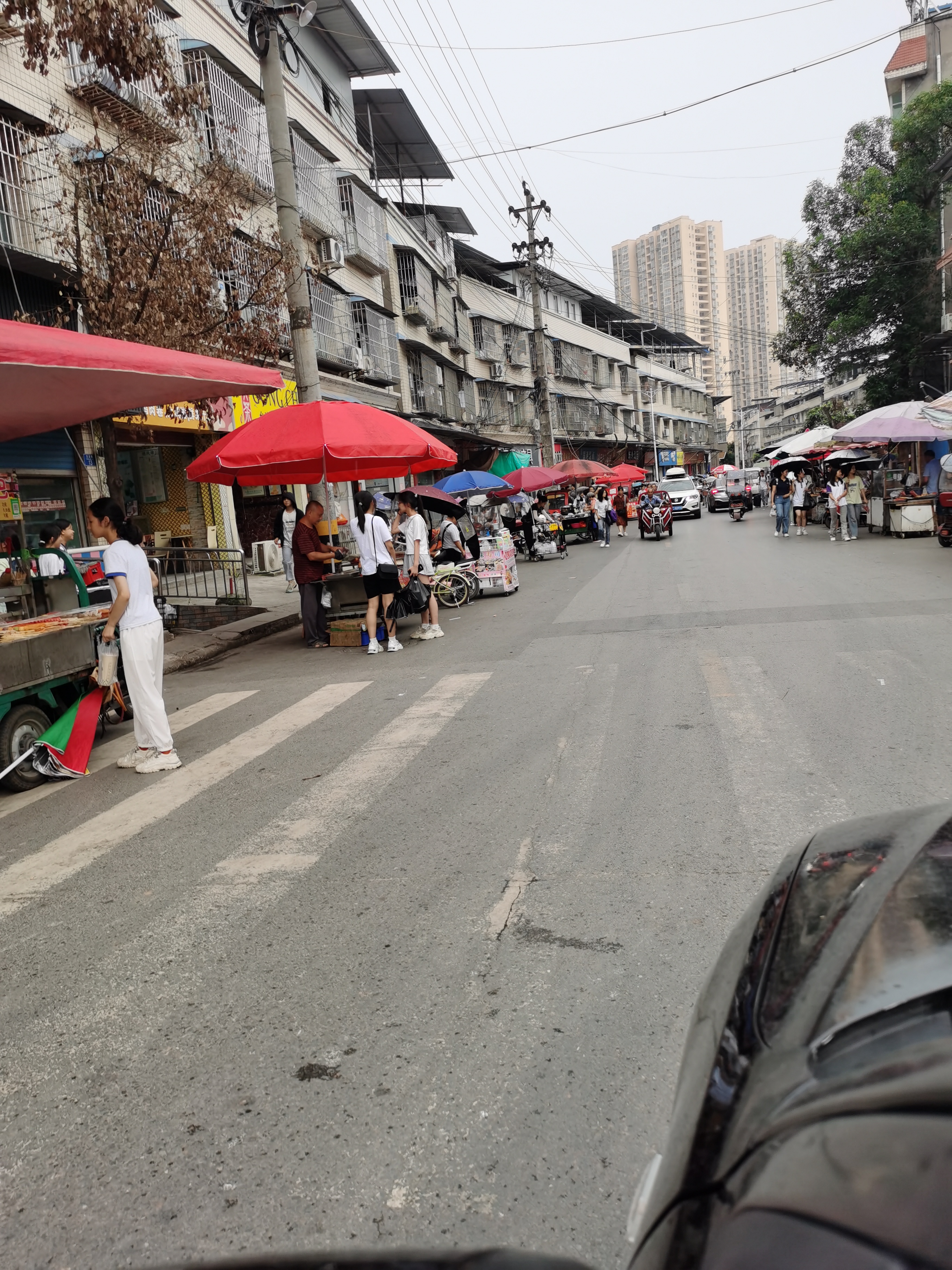 学校门口道路被小商贩严重占道,学生进出学校危险重重!