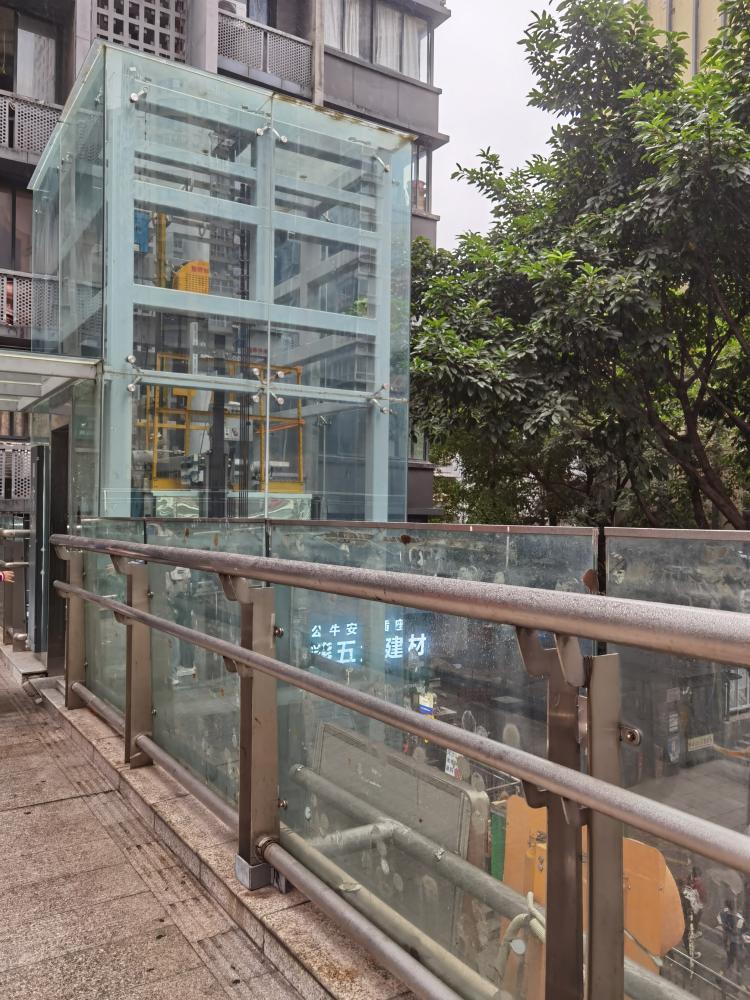 南岸区二小区公交车站旁过街天桥电梯太脏正文
