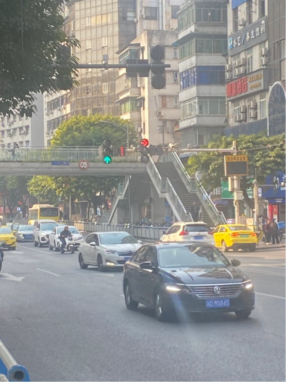 建新东路和兴塔路交叉路口红绿灯坏