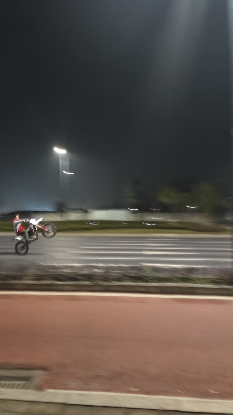 曾家大道摩托车炸街正文