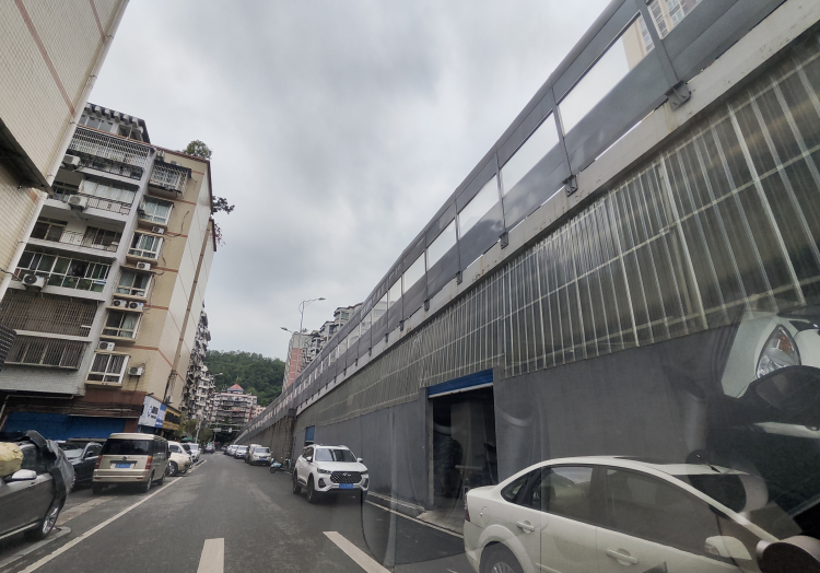 綦江区九龙大道至恒大跨渝黔高速立交桥下改为汽配商库房存在安全隐患