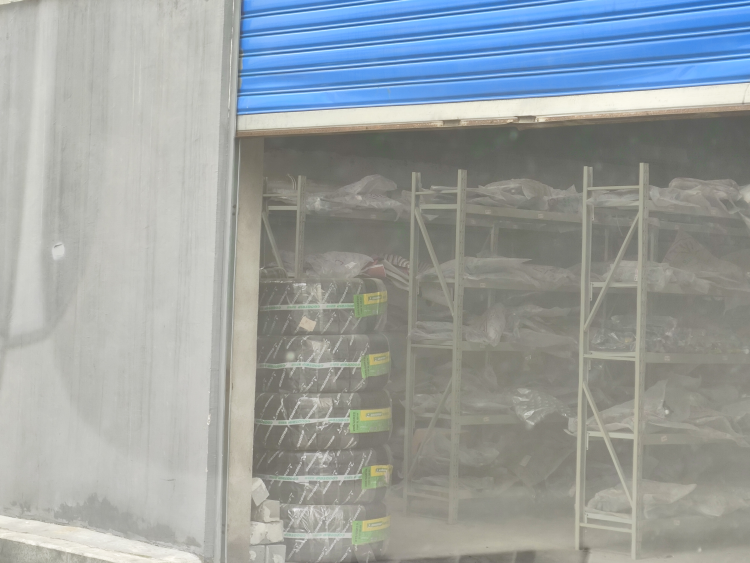 綦江区九龙大道至恒大跨渝黔高速立交桥下改为汽配商库房存在安全隐患