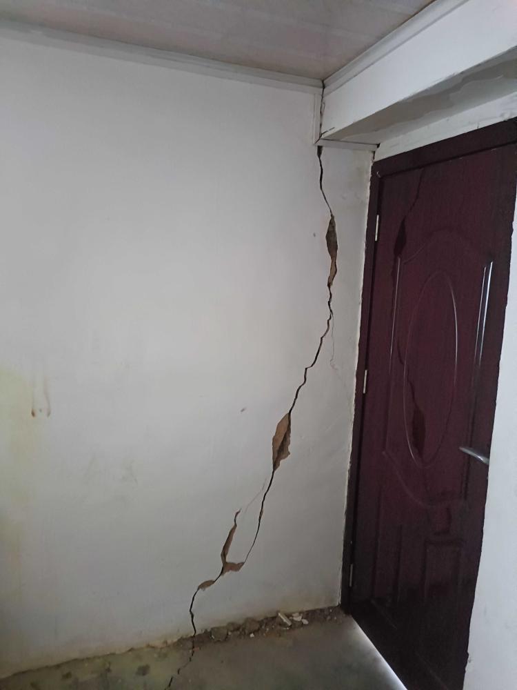 巫山县大溪乡官田村官田隧道爆破导致附近房屋墙体开裂严重