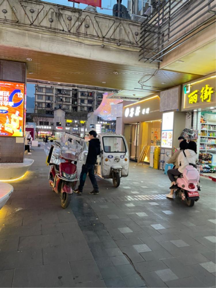 北碚区天生丽街商圈摩托车横行存在严重安全隐患正文