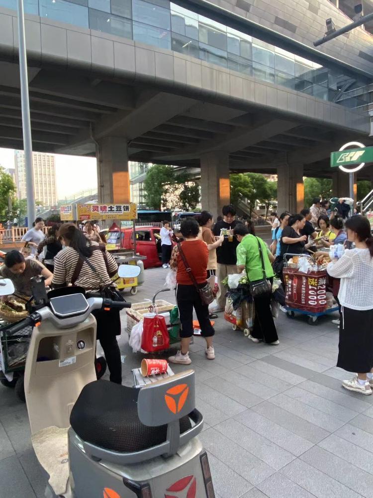 关于轨道交通微电园地铁站1号出口乱摆摊,黑摩的拉客问题的反馈