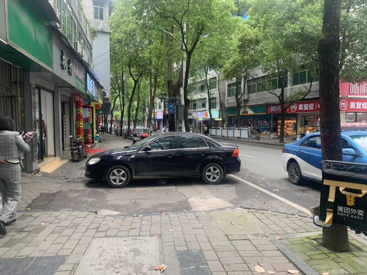 关于路边车辆乱停乱放问题