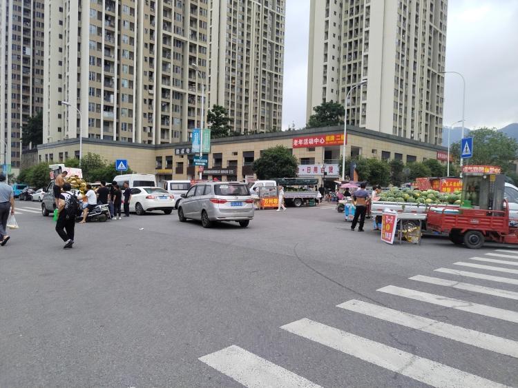 歇马缙云新居城管毫无作为,造成小区主干道周边污水横流,交通堵塞