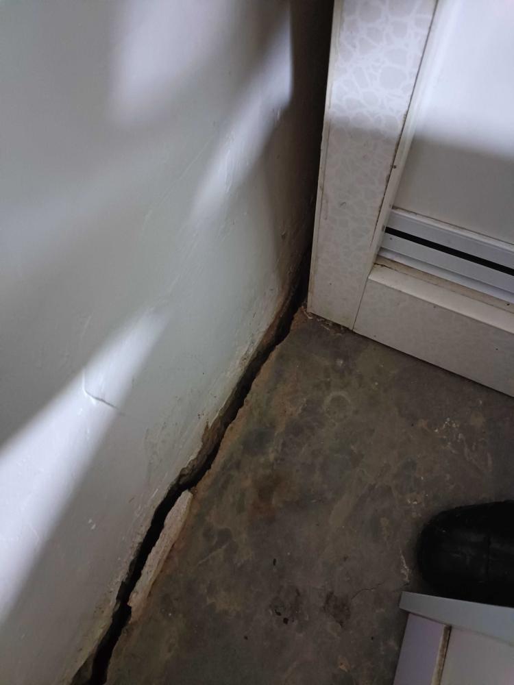 巫山县大溪乡官田村官田隧道爆破导致附近房屋墙体开裂严重