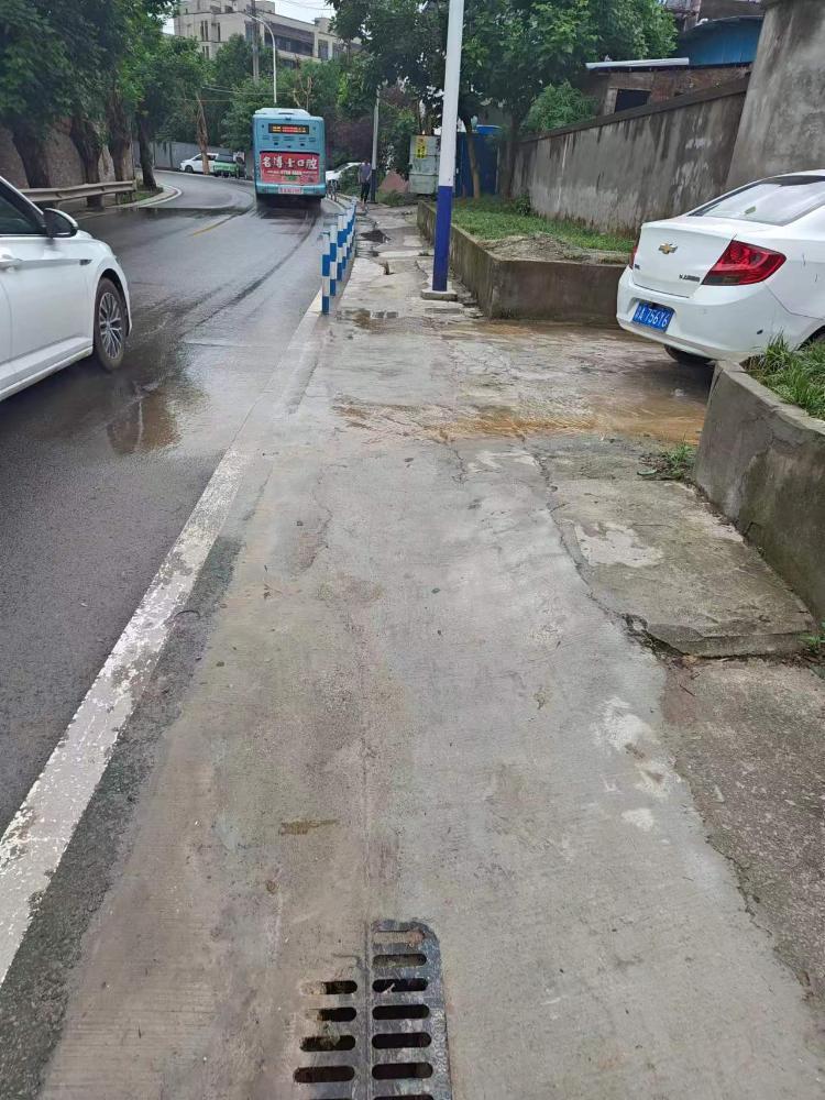 巴南区南泉街道凤舞街人行风险极大