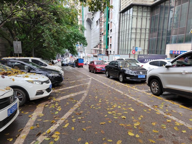 华新街三钢一路私家车严重违停占道-重庆网络问政平台