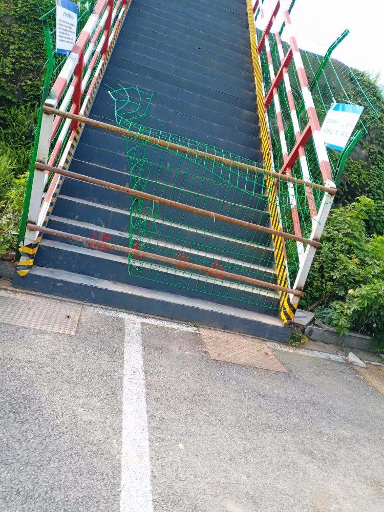 大渡口绿地城人行天桥封闭,群众出行不便