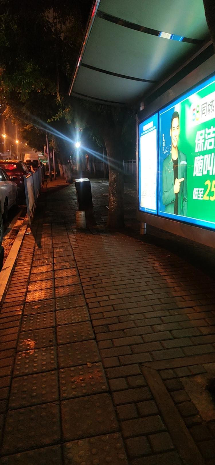 >#"大城众管"随手拍#私家车长期晚上占用公交车站存在安全隐患(正文)