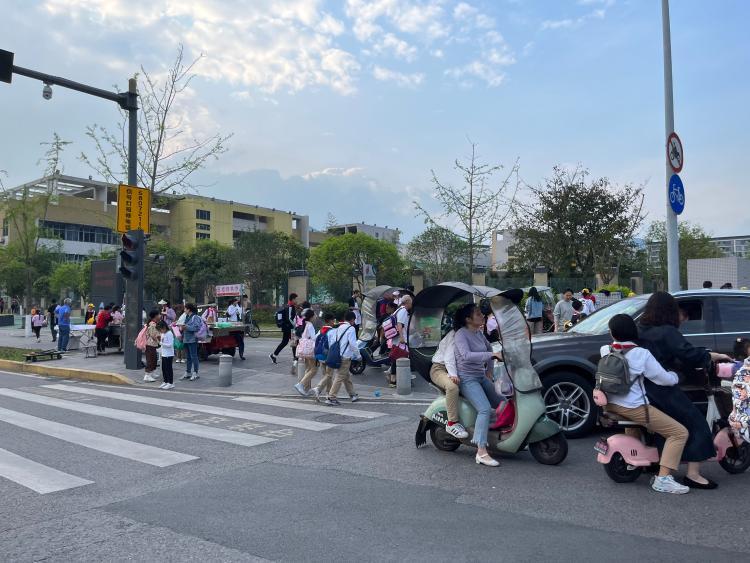 大学城树人小学几个大门旁均餐饮摊林立,无证经营及食品安全,环保消防