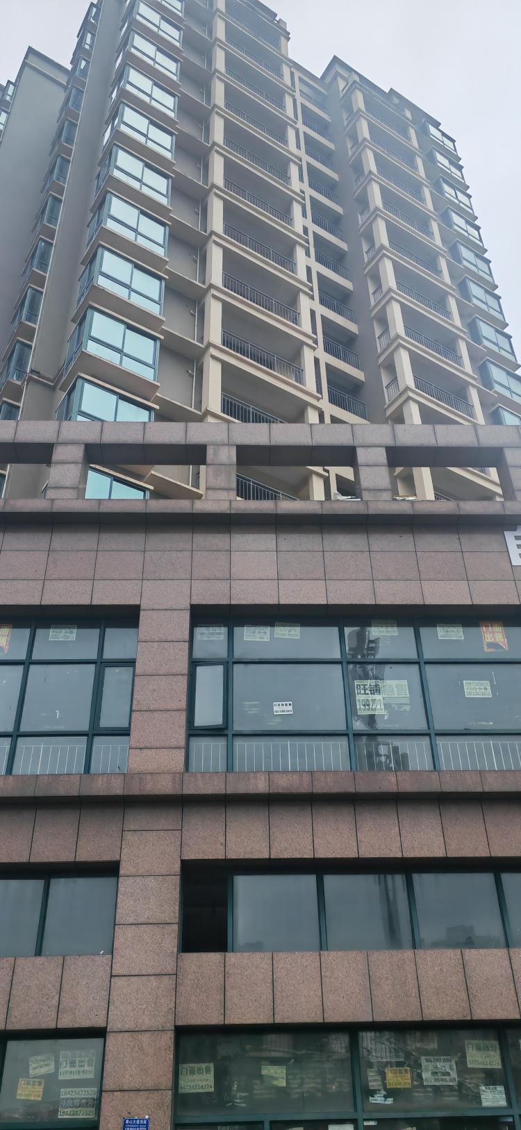 两江新区民安大道锦上华庭观苑一栋住宅楼空置正文
