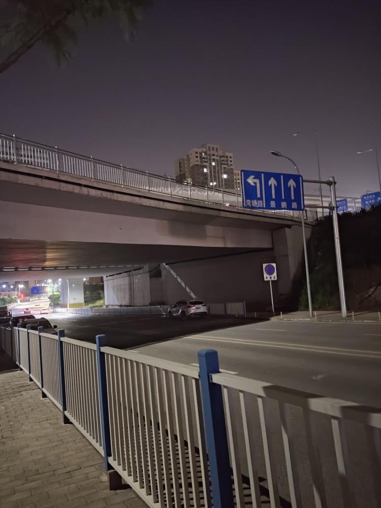 景雅路天桥下,无路灯行人及车辆,不方便特别是晚上,黑黢黢的.