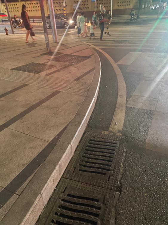 空港新城小学星泽汇十字路口人行道没有斜坡正文