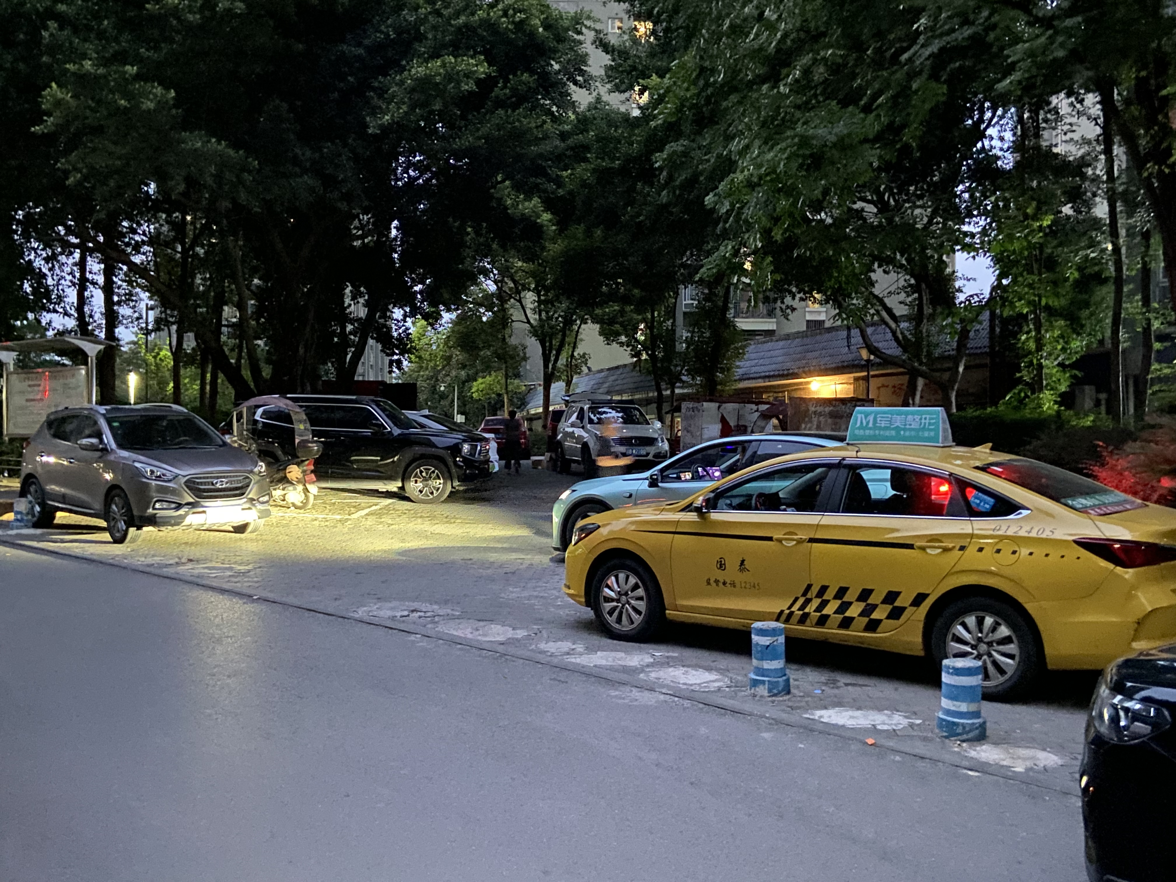 九龙坡区民安华福社区物管公司不作为正个小区乱停车正文