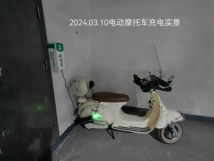 一期七栋二单元仍有某业主无视安全违规私搭线路给电动摩托车充电正文