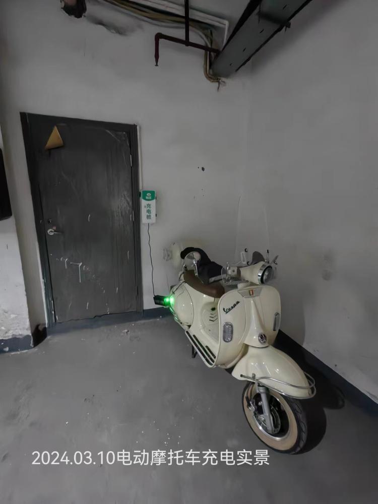 一期七栋二单元仍有某业主无视安全违规私搭线路给电动摩托车充电正文