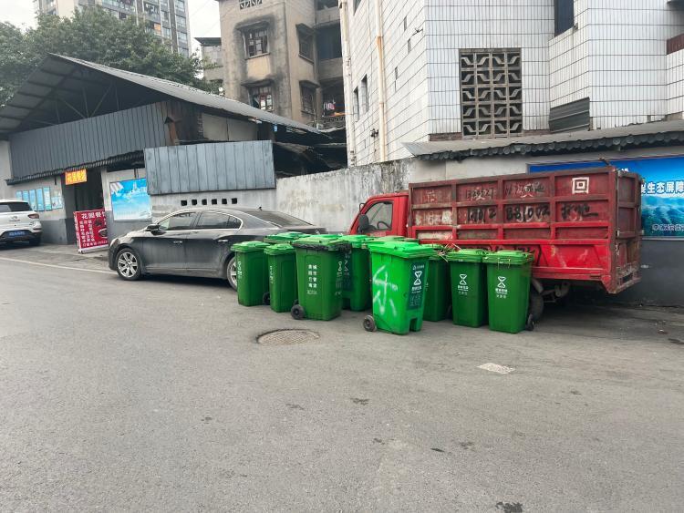 巴南区路边乱放垃圾桶正文