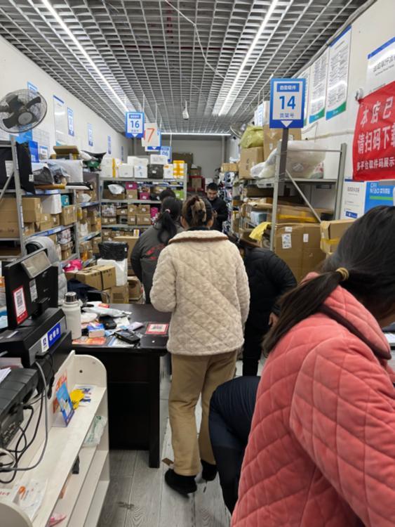 北碚区蔡家岗街道嘉景大道8号金科城幸福里大门店菜鸟驿站占道经营