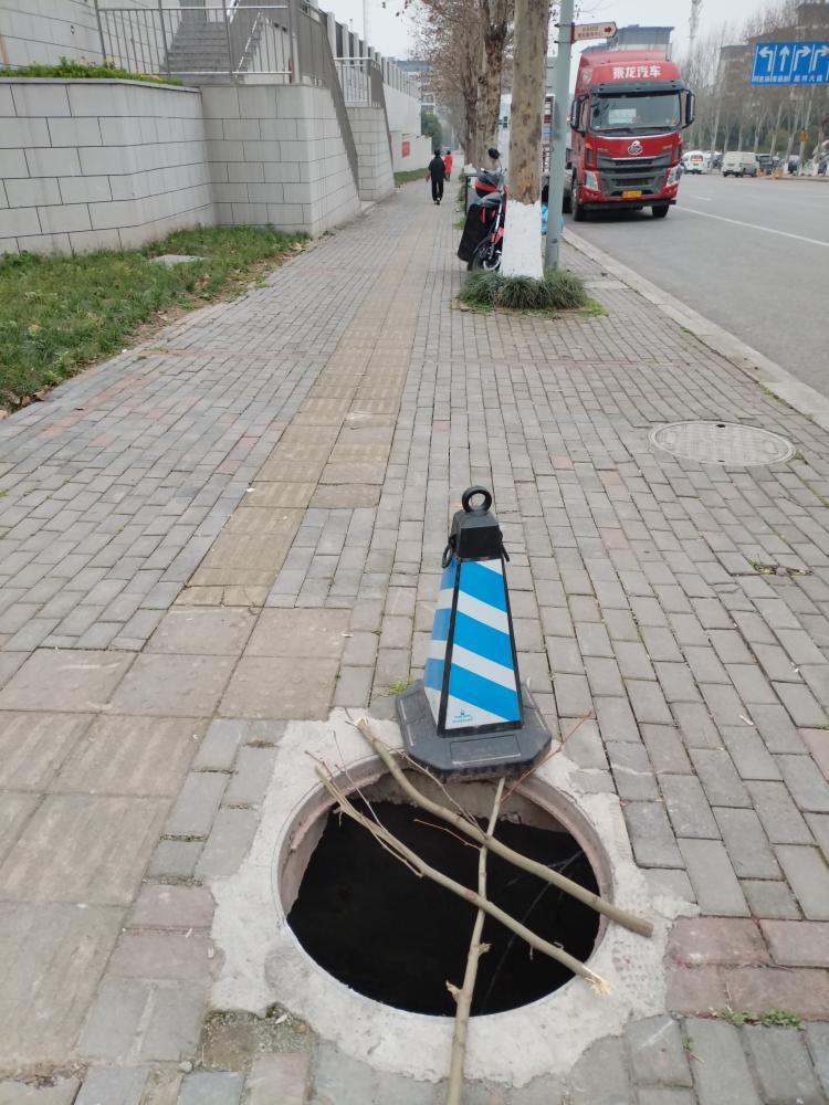 小学门口井盖破损丢失