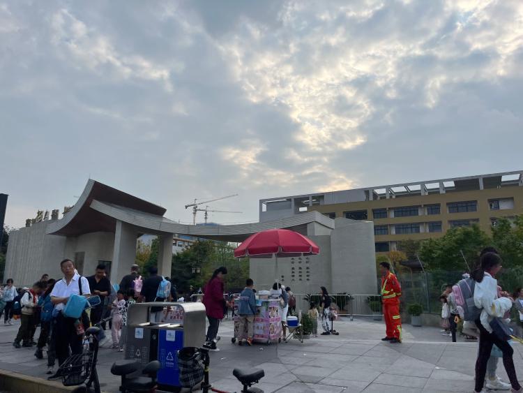 大学城树人小学几个大门旁均餐饮摊林立无证经营及食品安全环保消防