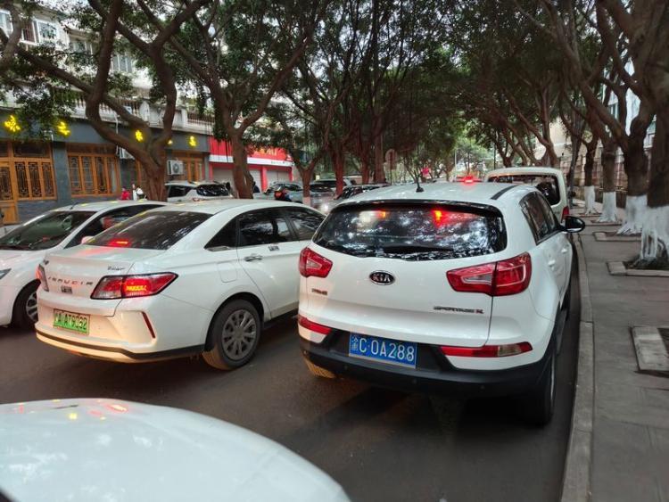 永川汇龙小学周边车辆乱停乱放能不能彻底整治?