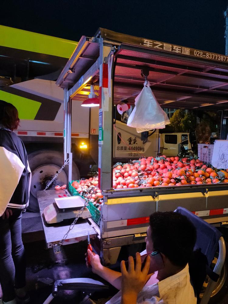 重庆江南水岸占道摆摊挡路正文