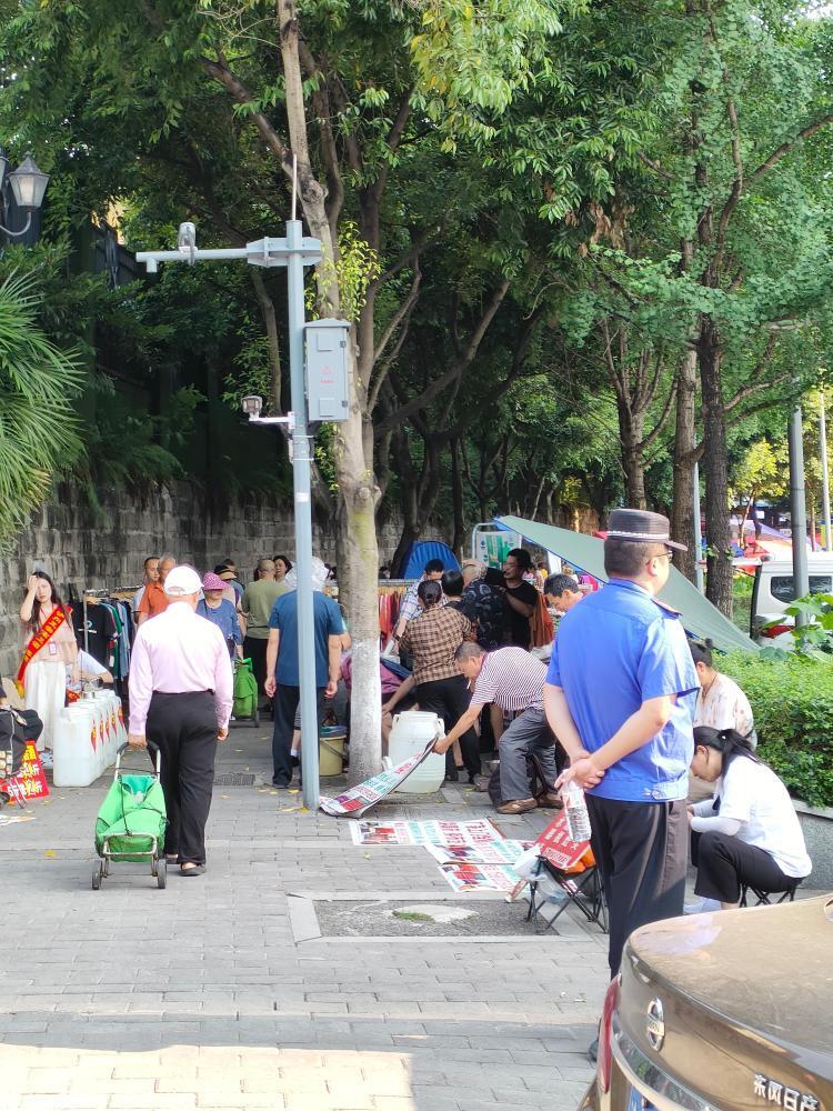 鸳鸯街道辖区乱摆摊,乱停车,无法管理怎么办?