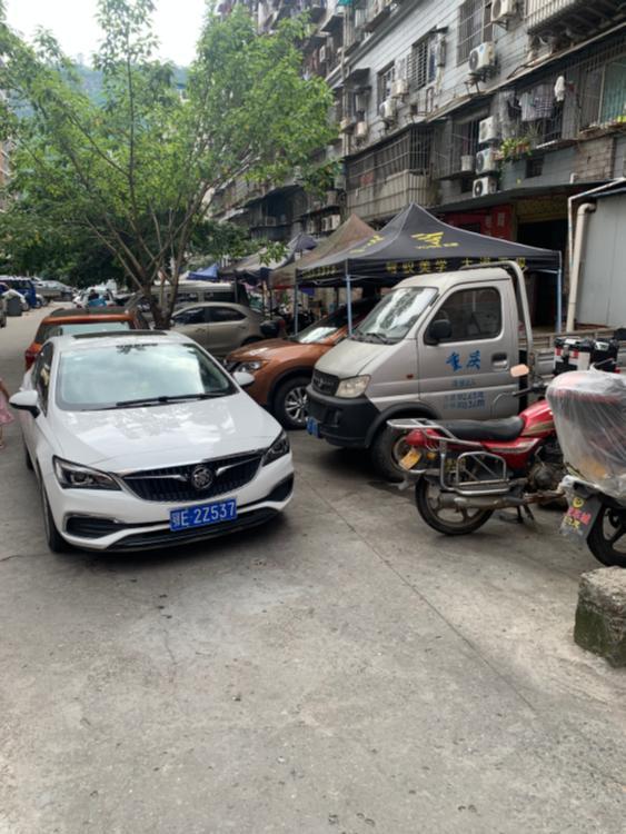 万州区太白街道红光社区原汇源医院车辆乱停乱放