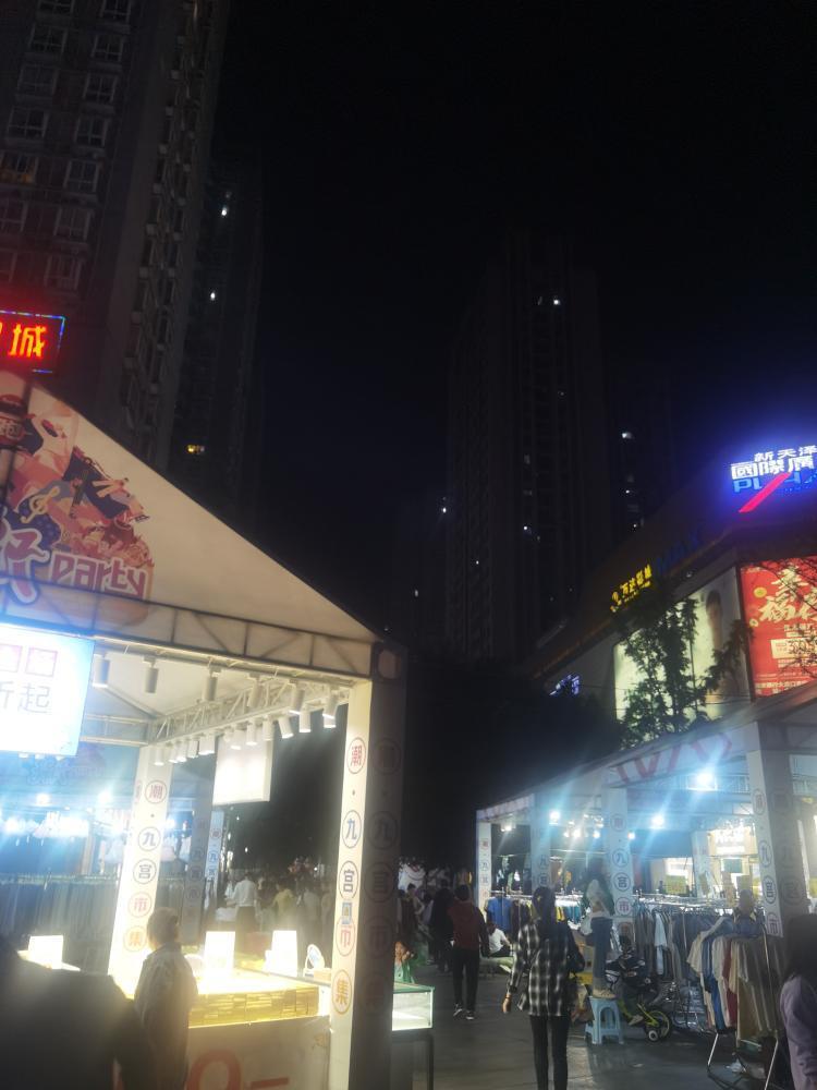 大渡口步行街长期引进农村展销会来摆摊把步行街弄得乌烟瘴气的希望有