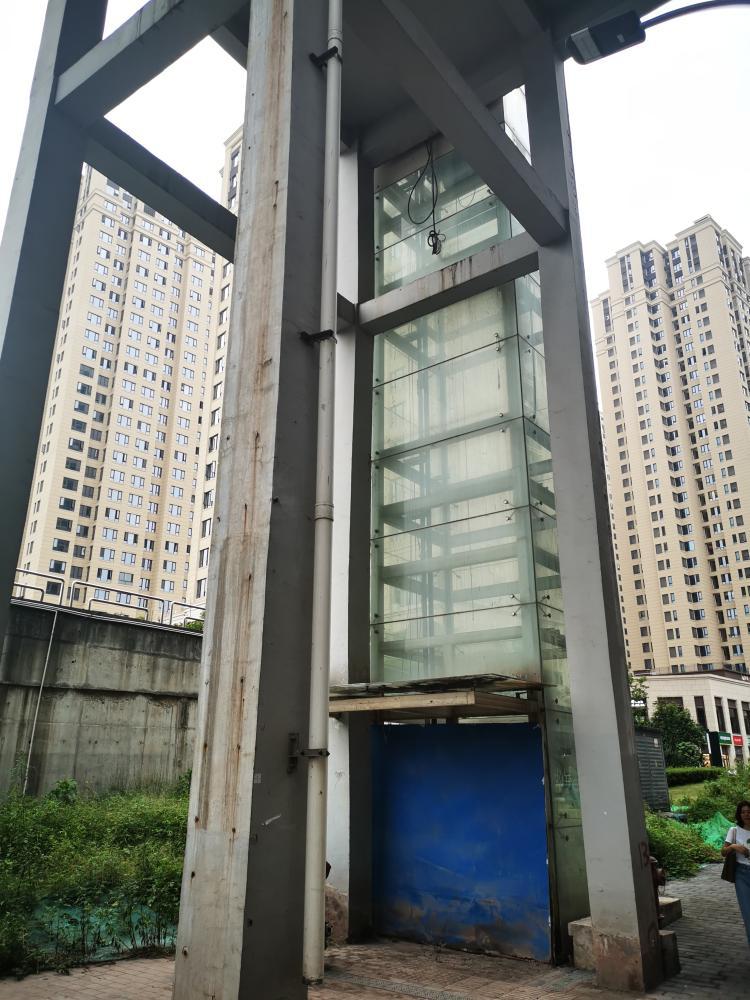 石井坡地铁站无障碍升降电梯荒废数年未投用