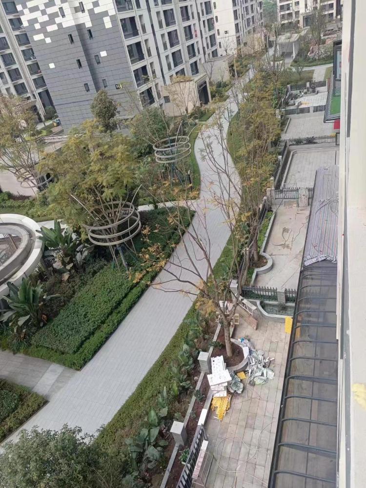 江津双福吾悦华府一期部分业主占用公共绿化违规建设庭院