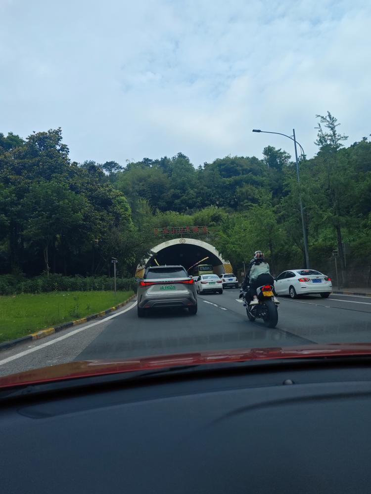 慈母山隧道群至盘龙立交长时间拥堵