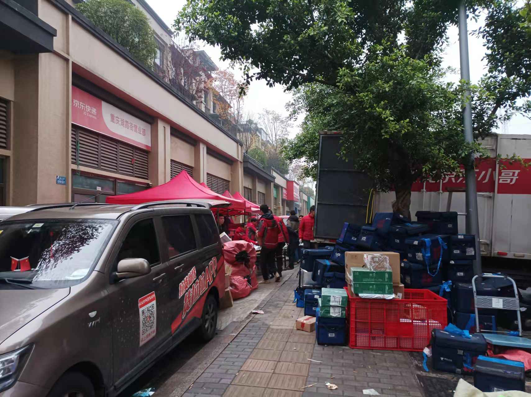 康桥融府大门到幼儿园路段多年一直存在占用人行道路