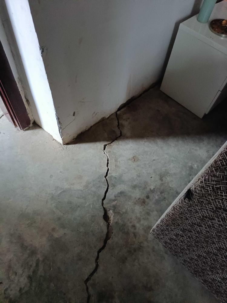 巫山县大溪乡官田村官田隧道爆破导致附近房屋墙体开裂严重