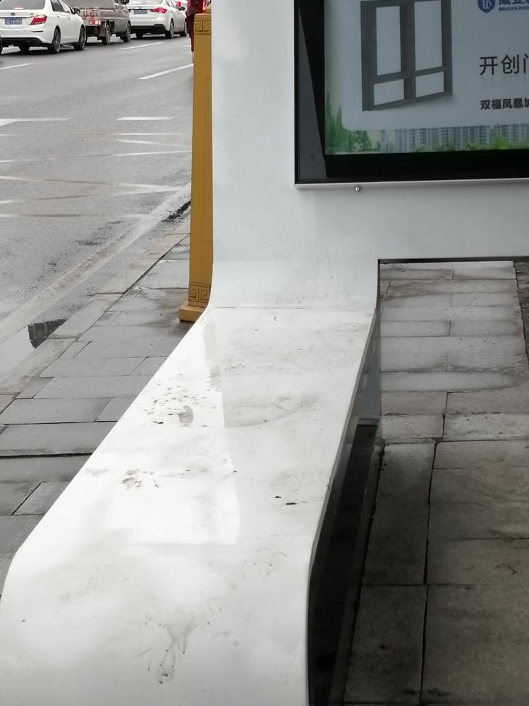 公交车站坐台设计确实不合理下雨就没有实际用处正文