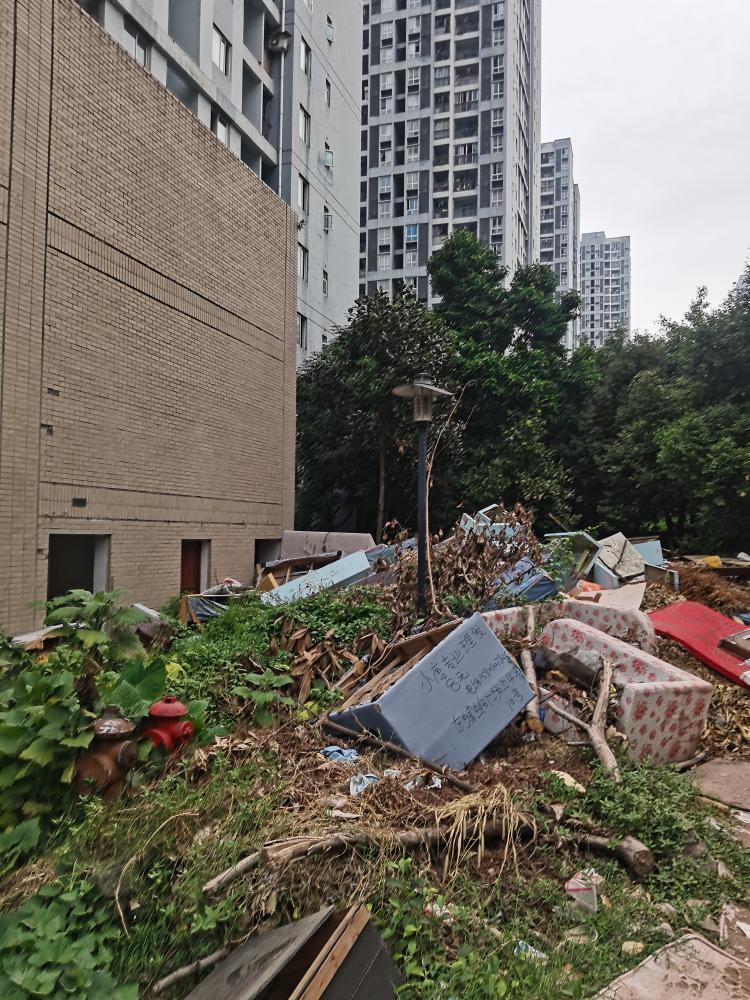 >重庆公租房北碚蔡家两江名居b区6栋旁垃圾堆放成山无人管理(正文)